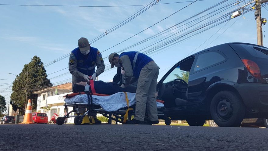 Mulher fica ferida após colisão de trânsito entre Celta e Fiesta no Bairro Coqueiral