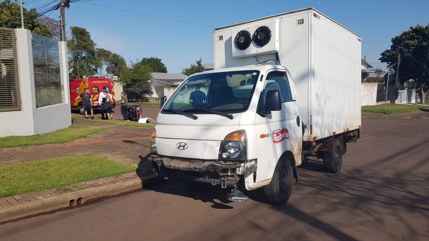 Motociclista sofre cortes contusos após colisão contra um caminhão no Bairro Country