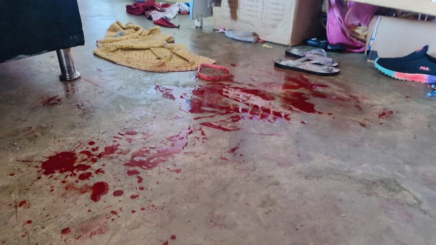 Jovem é esfaqueada no tórax pelo ex-marido no Bairro Cascavel Velho e fica em estado grave