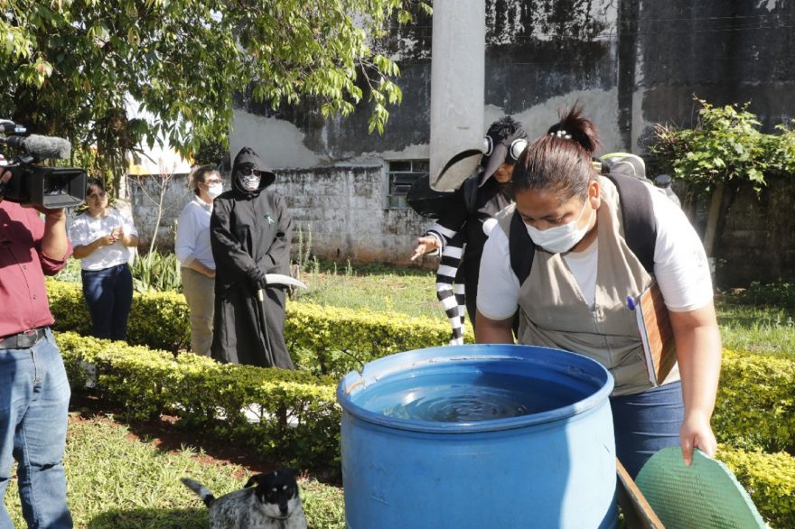 Agente de Endemias realizam vistorias no Jardim Periolo em combate à dengue