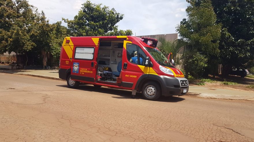 Mulher fica ferida ao sofrer queda de motocicleta no Bairro Santo Onofre