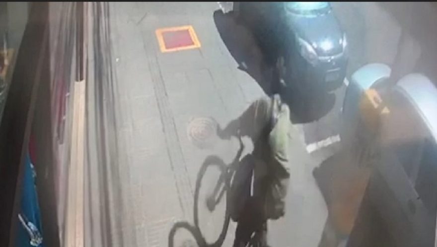 Bicicleta azul da marca Houston foi furtada no Centro