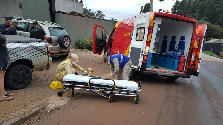 Ciclista sofre suspeita de fratura no tornozelo após colisão com motocicleta