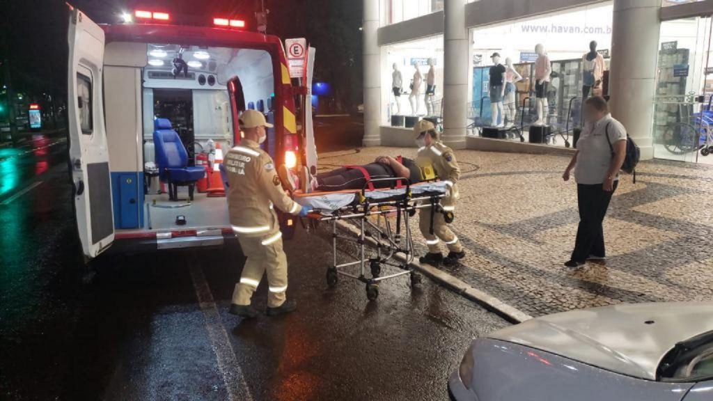 Adolescente é atropelada por ciclista ao tentar entrar em loja