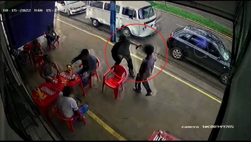 Vídeo: imagem mostra momento que homem é morto com facada no peito em Maringá
