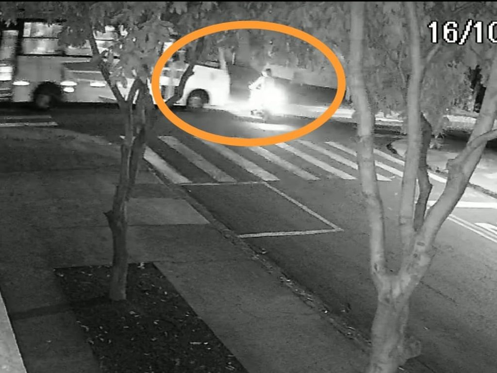 Câmera de segurança registra acidente entre ônibus e moto em Maringá