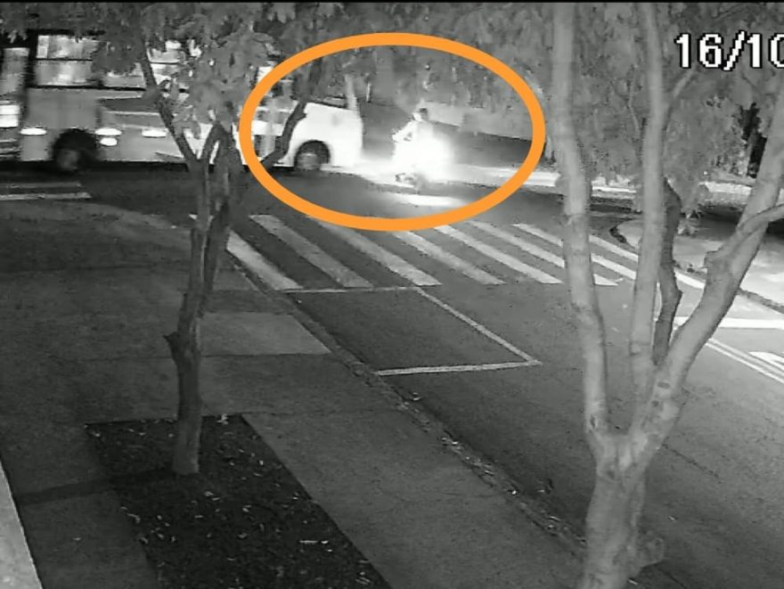 Câmera de segurança registra acidente entre ônibus e moto em Maringá