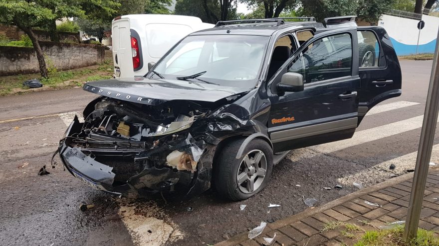 Forte acidente deixa veículos destruídos no Centro