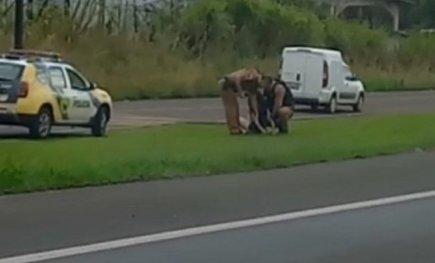 Mulher em surto na BR-277 mobiliza PM e Samu