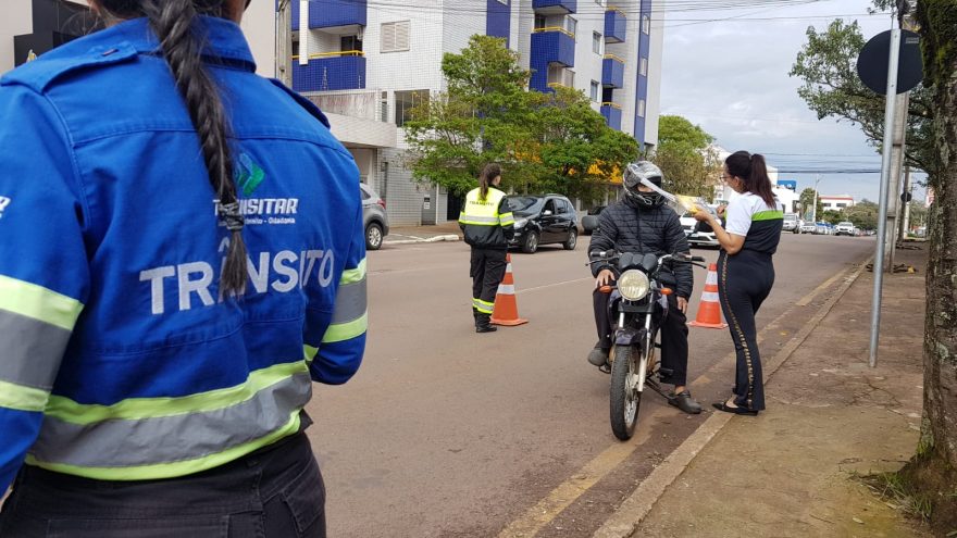 Transitar orienta motociclistas sobre o uso correto do capacete