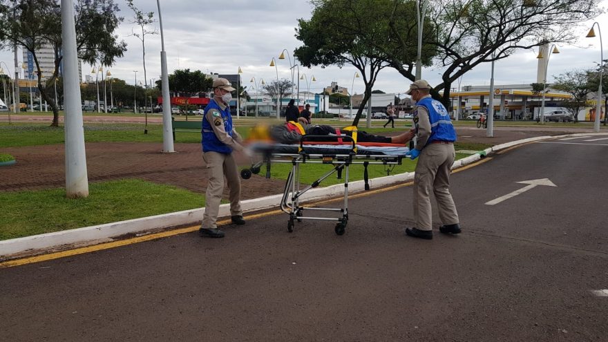 Homem que diz ter sido agredido é socorrido pelo Siate na Praça da Bíblia