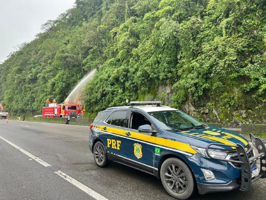 Limpezas são realizadas na rodovia BR-277 em Morretes
