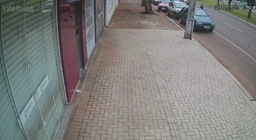 Câmera flagra momento em que homem em surto é atingido por veículo no Centro