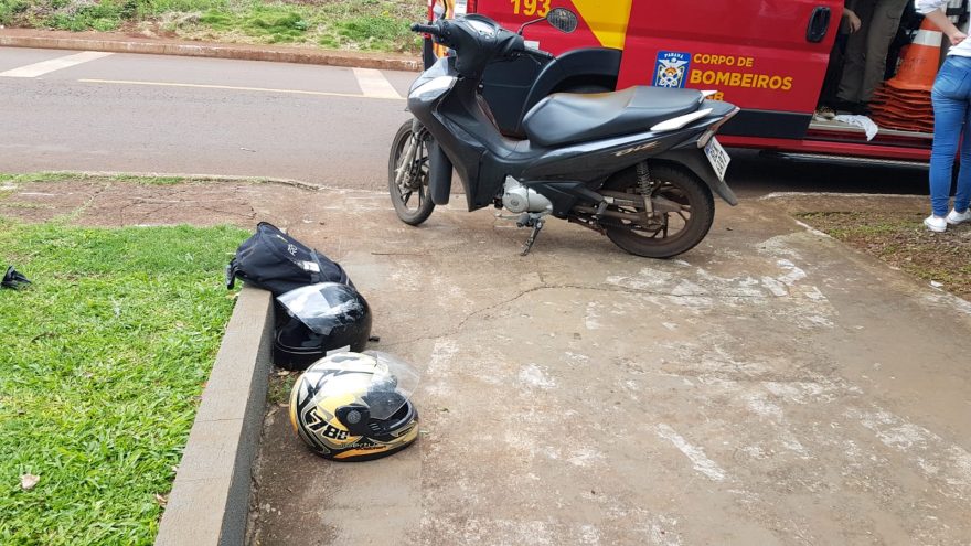 Mulheres sofrem queda de motocicleta no Bairro Santa Cruz