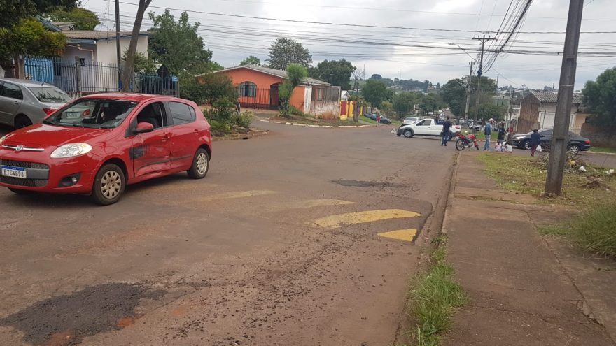 Pálio e Strada se envolvem em colisão de trânsito no Bairro Floresta