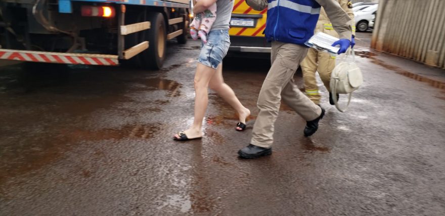 Criança fica ferida ao cair após mãe escorregar