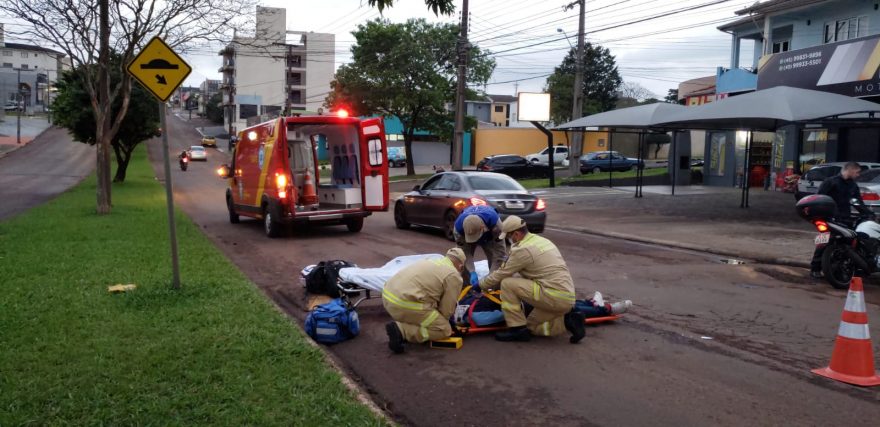 Jovem fica ferido após cair de moto na Avenida Rocha Pombo