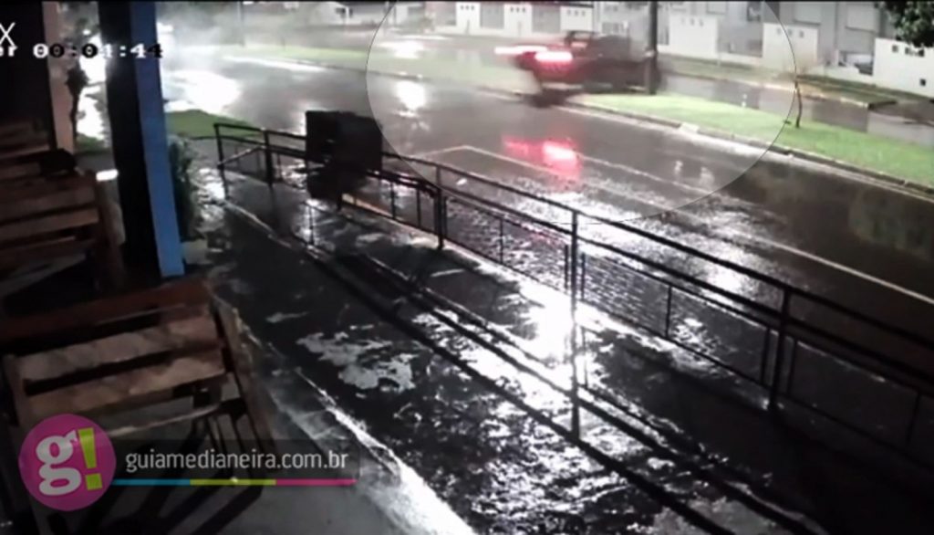 Vídeo mostra caminhonete colidindo e arrancando poste em Medianeira