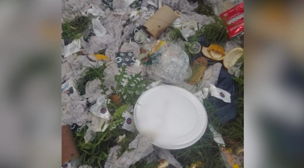 Lixo com diversas camisinhas usadas é descartado no Esmeralda segundo morador