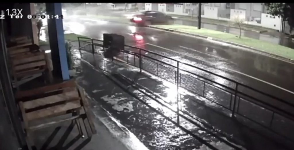 Medianeira: Vídeo mostra caminhonete colidindo e derrubando poste no Bairro Cidade Alta