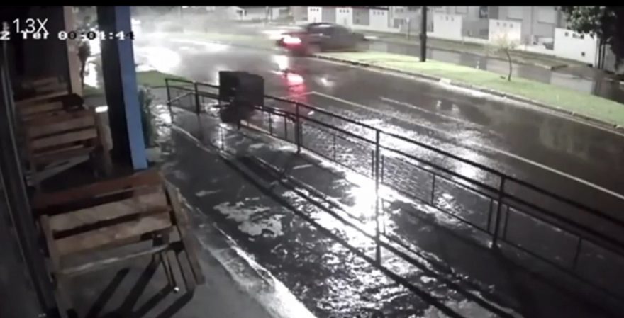 Medianeira: Vídeo mostra caminhonete colidindo e derrubando poste no Bairro Cidade Alta