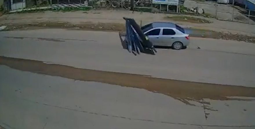 Vídeo: Cliente ‘fujão’ sai sem pagar conta e arrasta portão de motel
