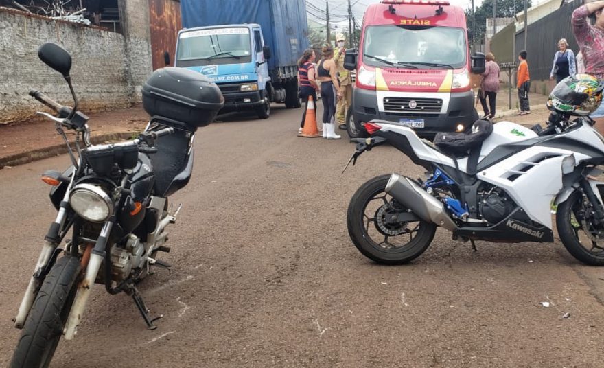 Motociclistas sofrem contusões após colisão de trânsito no Bairro Universitário