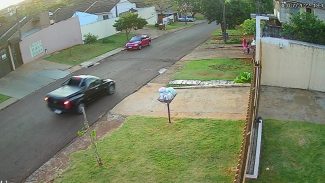 Câmera registra movimentação na rua no momento em que homem é baleado no Cascavel Velho