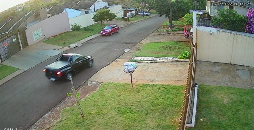 Câmera registra movimentação na rua no momento em que homem é baleado no Cascavel Velho