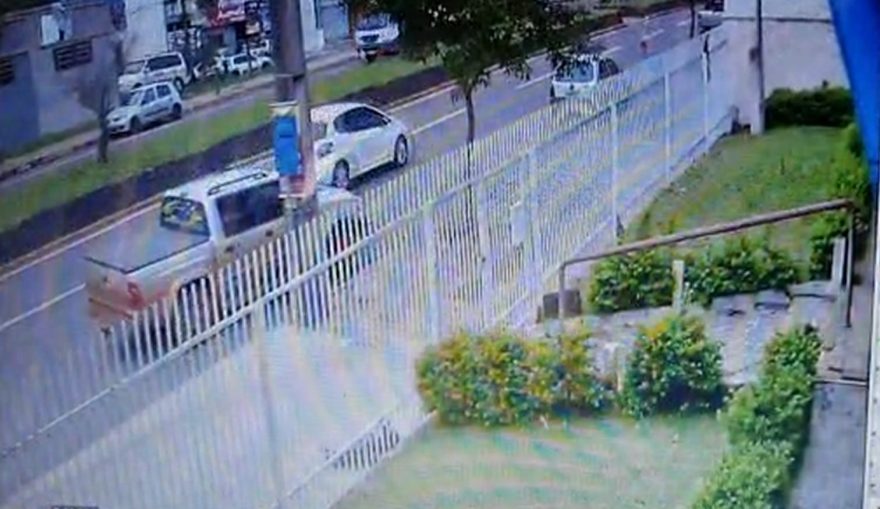 Veja: após possível falha no freio de mão, caminhonete desce de ré na Av. Carlos Gomes