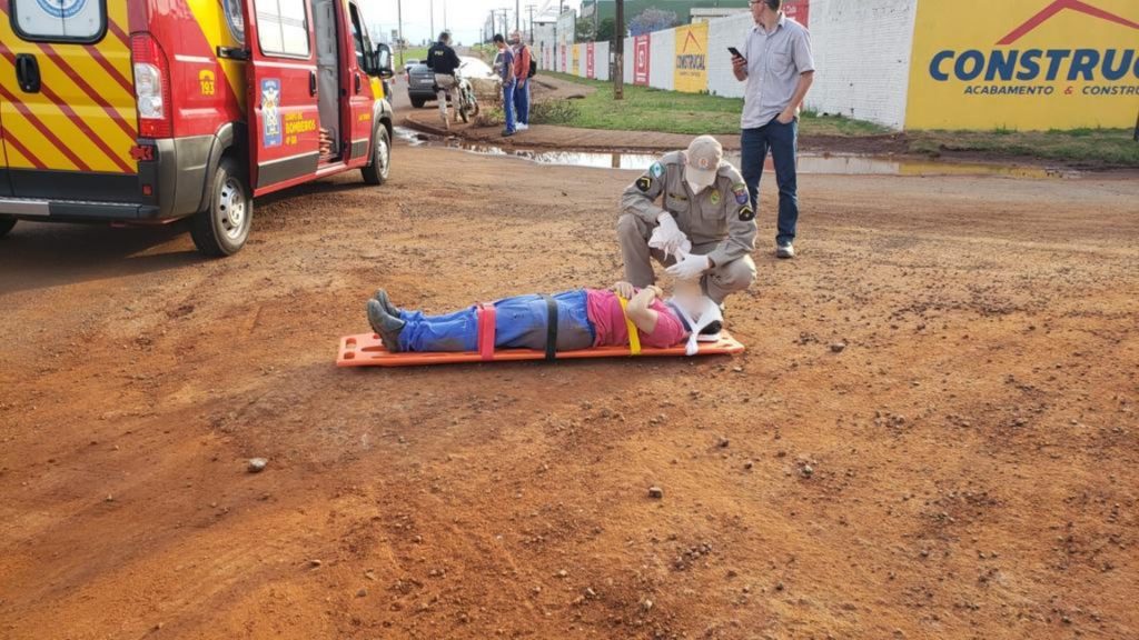 Três pessoas ficam feridas em colisão na marginal da BR-277