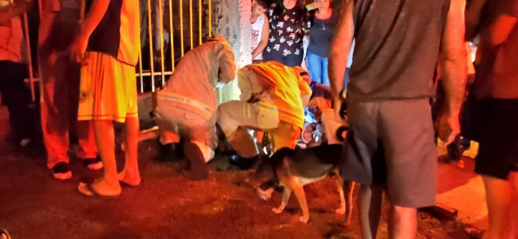 Forte colisão entre carro e moto deixa jovem ferido no Interlagos