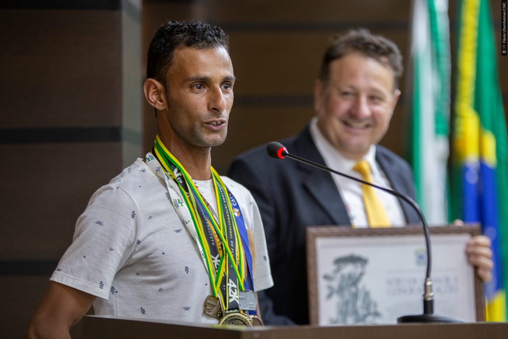 Ademir Ramos, o gari que coleciona prêmios em maratonas, é homenageado na Câmara
