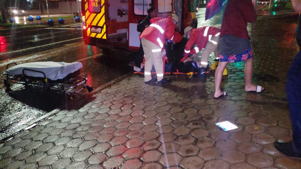 Moto colide com BMW e piloto fica ferido