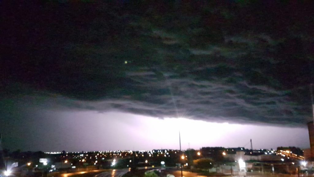Forte temporal atinge Cascavel na madrugada; ‘show’ de relâmpagos e raios foi registrado