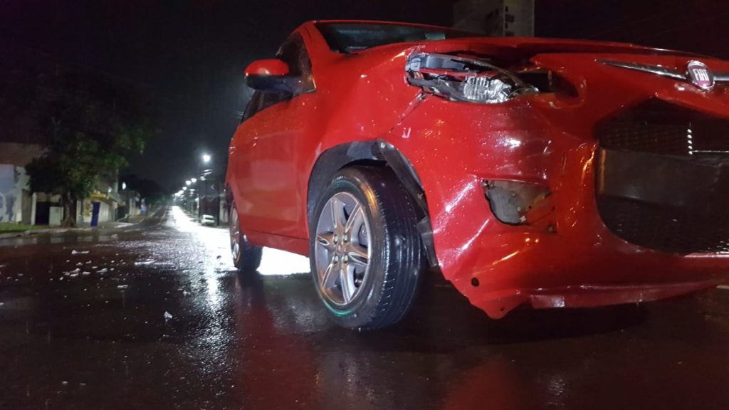 Forte colisão entre Cruze e Punto é registrada no centro de Cascavel