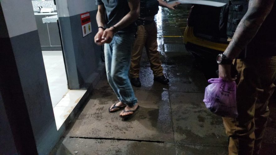 Homem é detido acusado de bater na companheira e estar em posse de maconha, no Bairro Santa Felicidade