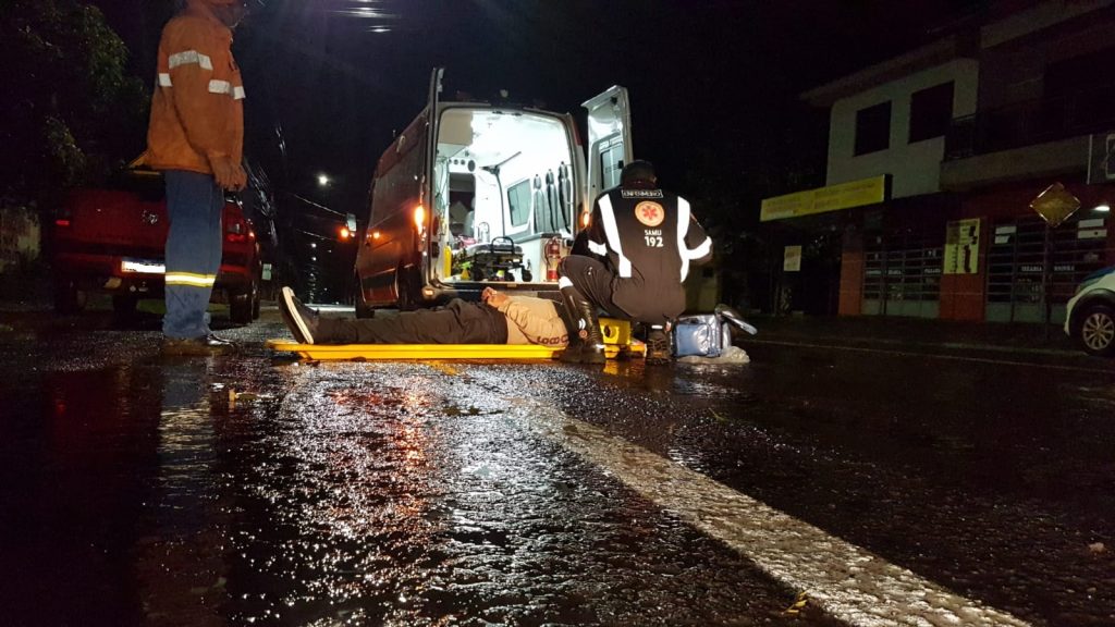 Homem é socorrido após ser encontrado caído na rua com fratura no braço e sangramento na cabeça, no Alto Alegre