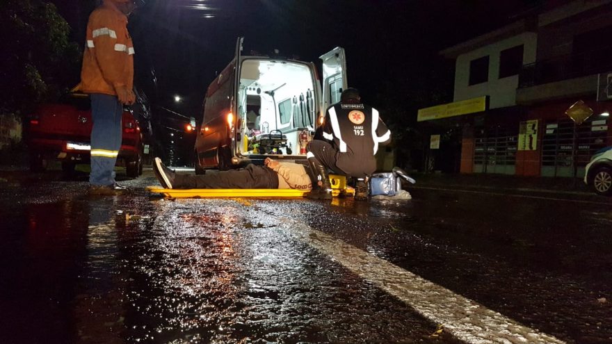 Homem é socorrido após ser encontrado caído na rua com fratura no braço e sangramento na cabeça, no Alto Alegre