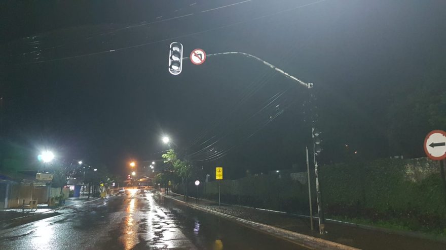 Após fortes chuvas, alguns semáforos de Cascavel estão inoperantes