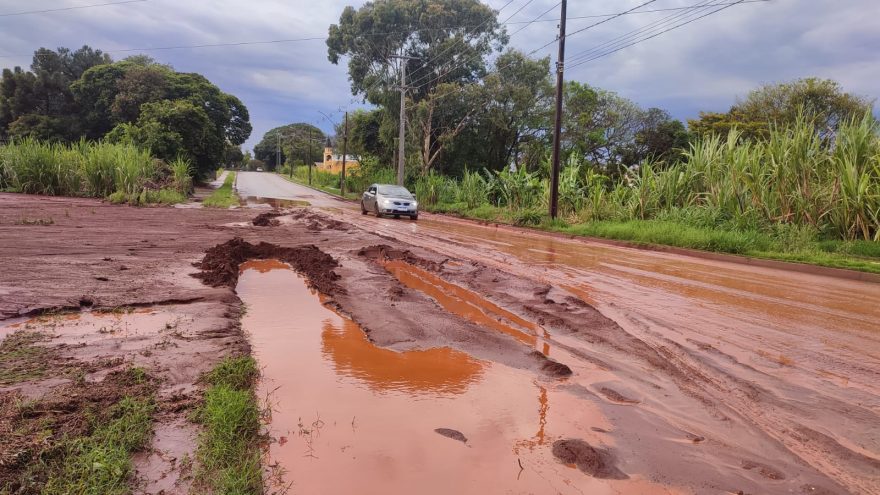 Muita lama! Rua 13 de Maio no Bairro Canadá está com uma das faixas bloqueada