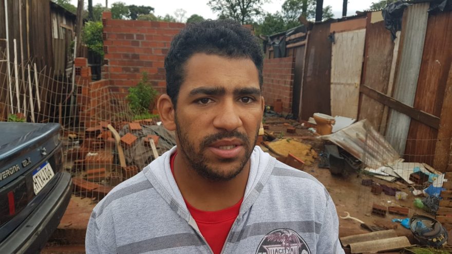 Morador do Melissa, que teve a casa destruída com a queda de árvore, precisa de Eternit e faz apelo à Cohavel