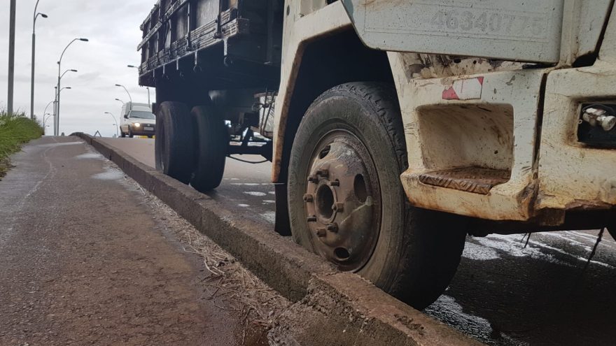 Caminhão quebra a barra de direção e uma das vias no viaduto da Av. Piquiri fica bloqueada