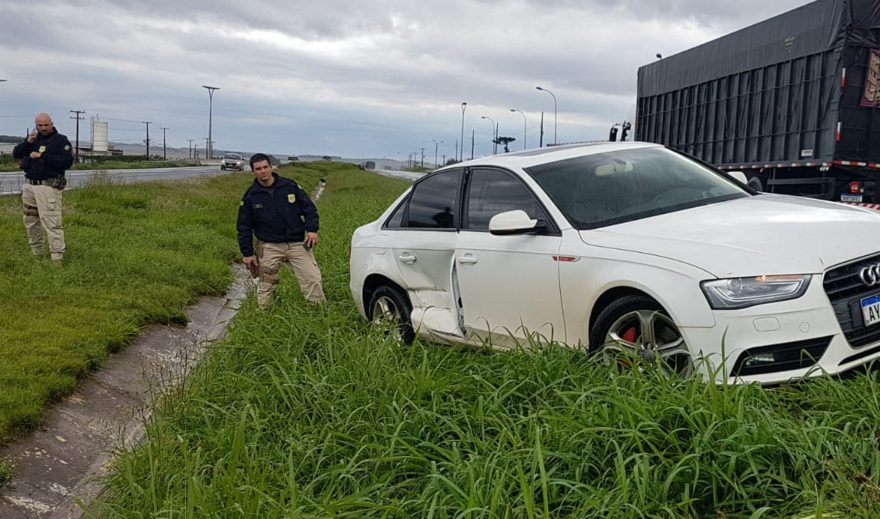 Audi vai parar na valeta da BR-467 em Cascavel após aquaplanagem