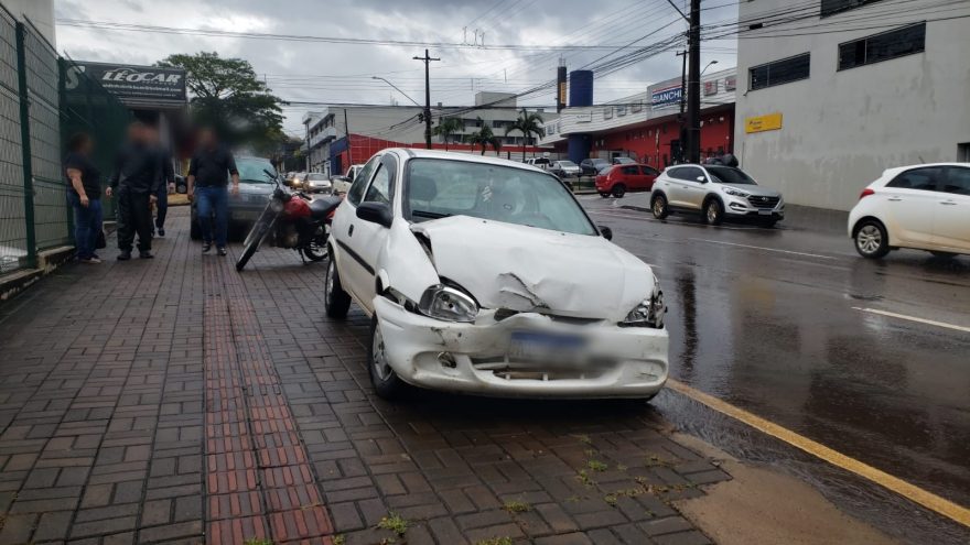 Forte colisão de trânsito deixa veículos danificados na Rua Erechim