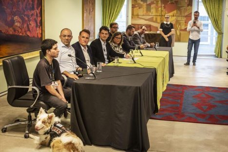 Curitiba – Prefeitura amplia regulamentação de cães de assistência para todas as Pessoas com Deficiência Imagem referente a Curitiba – Prefeitura amplia regulamentação de cães de assistência para todas as Pessoas com Deficiência