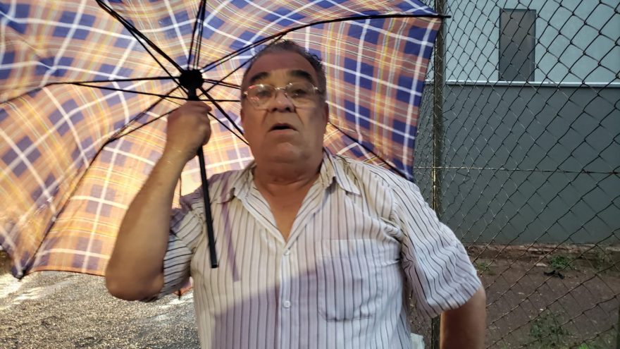 Taxista fura dois pneus comprados esta semana em buraco na Rua Minas Gerais