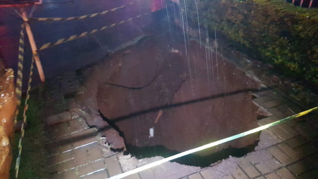 Homem cai em cratera no Bairro Maria Luiza
