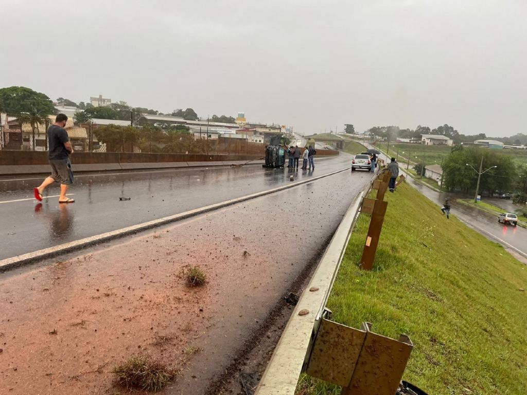 Socorristas de Cascavel atendem vítima de capotamento na BR-369