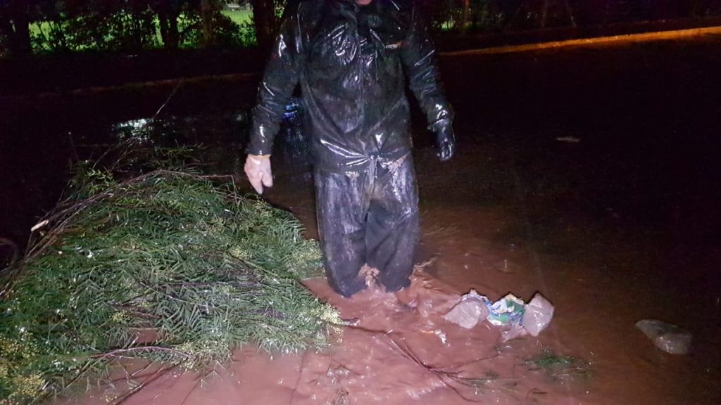 “Como vou dar sustento para minha família?” interroga trabalhador que teve moto destruída ao cair em buraco